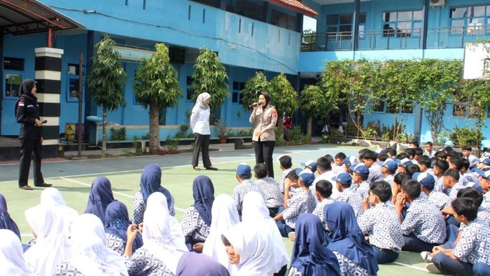 Para Anggota Polwan Polres Ciamis mendatangi sekolah antisipasi kenakalan remaja dan aksi tawuran antar pelajar.