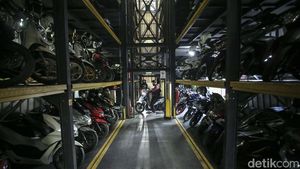 Potret Parkir Motor Vertikal, Solusi Keterbatasan Lahan di Jakarta