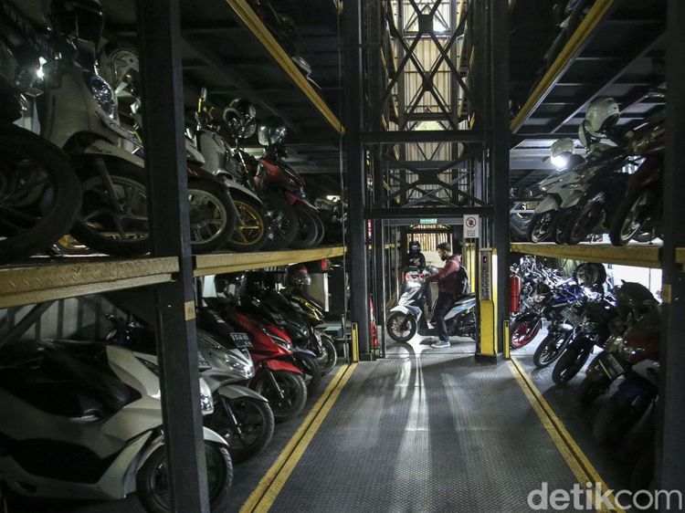 Potret Parkir Motor Vertikal, Solusi Keterbatasan Lahan di Jakarta
