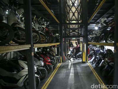 Potret Parkir Motor Vertikal, Solusi Keterbatasan Lahan di Jakarta