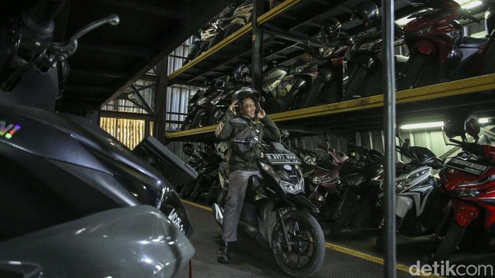 Parkir motor vertikal jadi solusi keterbatasan lahan di Jakarta. Yuk kita lihat salah satu lokasi parkir motor veritak yang ada di Gandaria, Jakarta Selatan.