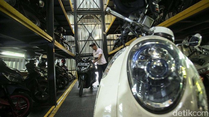 Parkir motor vertikal jadi solusi keterbatasan lahan di Jakarta. Yuk kita lihat salah satu lokasi parkir motor veritak yang ada di Gandaria, Jakarta Selatan.