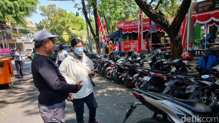 Parkir tanpa karcis masih dikeluhkan oleh warga Surabaya. Dishub Surabaya kembali melakukan sosialiasi.