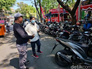 Warga Surabaya Kurang Minat Parkir Bayar Cashless: Lebih Cepat ke Jukir