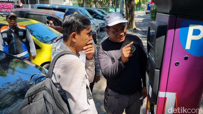 Parkir tanpa karcis masih dikeluhkan oleh warga Surabaya. Dishub Surabaya kembali melakukan sosialiasi.