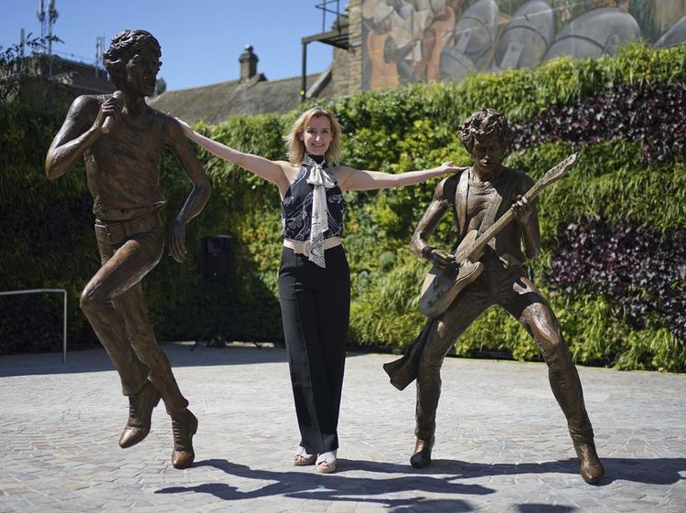 Patung Mick Jagger dan Keith Richards The Rolling Stones di Kampung Halaman