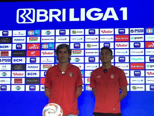 Pelatih Bali United Stefano Cugurra dengan pemain belakang Bali United FC Ricky Fajrin di Gianyar, Kamis (10/8/2023).