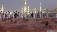 Tak jauh dari Masjid Nabawi, jemaah haji bisa ziarah ke makam Baqi. Ini adalah pemakaman umum Islam tertua di Kota Nabi. Banyak anggota keluarga Nabi SAW dan para sahabat dimakamkan di sini. Jemaah haji yang meninggal dunia juga dimakamkan di pemakaman ini. Foto: Erwin Dariyanto/detikcom