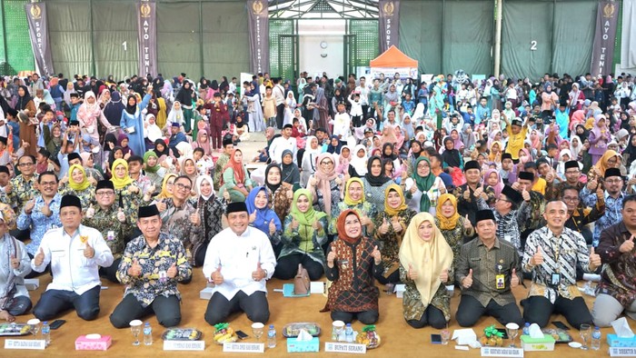 Pemerintah Kabupaten Serang kembali menggelar Lebaran Anak Yatim Bersama Bupati Serang di Tennis Indoor Setda, Kamis (10/8).