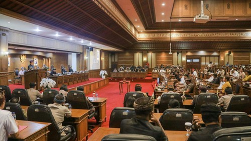 Pemkab dan DPRD Badung meneken nota kesepakatan perubahan kebijakan umum anggaran dan plafon prioritas anggaran sementara (KUA-PPAS) menjadi Rp 7,4 triliun, Kamis (10/8/2023). (Foto: Agus Eka/detikBali)