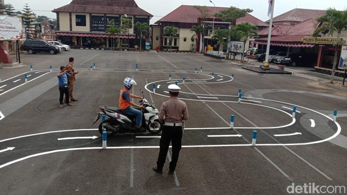 Pemohon SIM C tengah melakukan uji praktik di Tasikmalaya