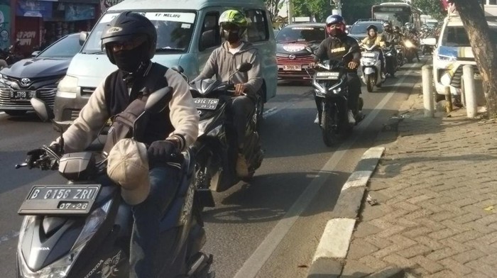 Pemotor keluhkan kemacetan tiap jam berangkat kerja di Jalan Raya Pasar Minggu, Jaksel, Kamis (10/8/2023).
