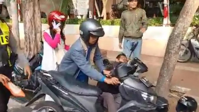 Pemotor tergelincir di Jalan Raya Darmo imbas debu pengaspalan yang belum tuntas.