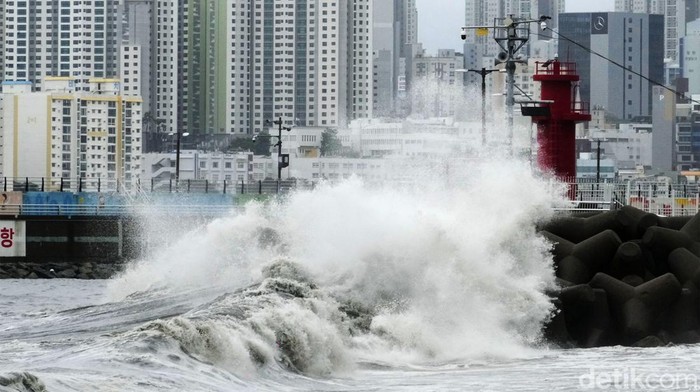 Topan Khanun telah menerjang Korea Selatan, Kamis (10/8/2023). Topan itu memicu gelombang tinggi di pantai semenanjung Korea. Ini penampakannya.