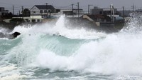 Badan prakiraan cuaca Korsel menyebut topan itu membawa curah hujan hingga 60 mm/jam di daerah pantai timur. Park Ji-ho/Yonhap via AP.