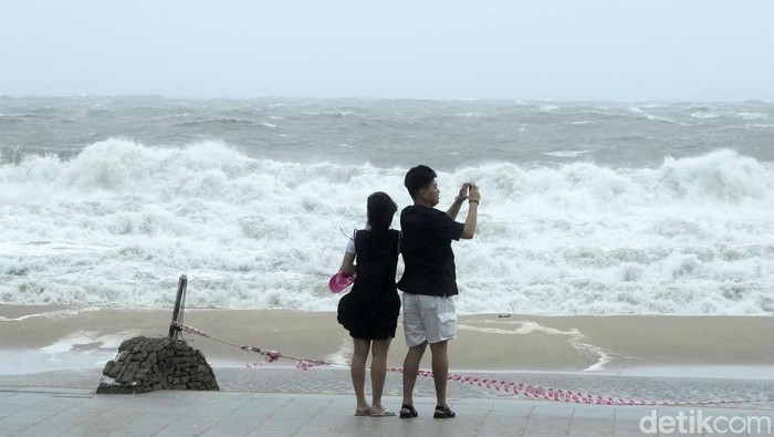 Penampakan Gelombang Tinggi Akibat Topan Khanun di Korsel Topan Khanun telah menerjang Korea Selatan, Kamis (10/8/2023). Topan itu memicu gelombang tinggi di pantai semenanjung Korea. Ini penampakannya.