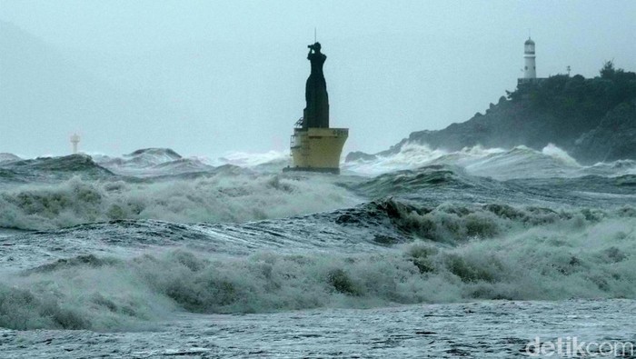 Penampakan Gelombang Tinggi Akibat Topan Khanun di Korsel Topan Khanun telah menerjang Korea Selatan, Kamis (10/8/2023). Topan itu memicu gelombang tinggi di pantai semenanjung Korea. Ini penampakannya.