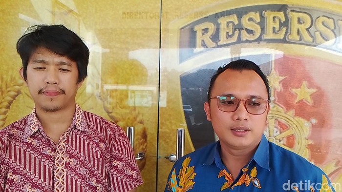 Pendeta GUPDI Kabil, Jacksean Napitupulu (kiri) dan kuasa hukumnya usai melapor dugaan perusakan gereja ke Polda Kepri pada Kamis (10/8/2023).