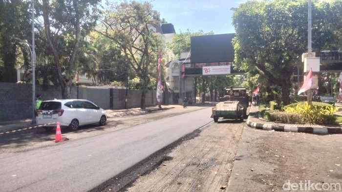 Penutupan Jalan Raya Darmo Surabaya imbas pengaspalan yang molor akibat kerusakan alat.