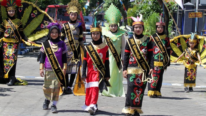 Perajin menyelesaikan pernak-pernik pakaian adat di industri rumahan kawasan perumahan Griya Samudra Asri, Taman, Sidoarjo, Jawa Timur, Rabu (9/8/2023). Menjelang peringatan HUT ke-78 Kemerdekaan RI, penyewaan pakaian adat meningkat hingga 50 persen dengan harga sewa Rp100.000 untuk anak-anak dan dewasa Rp150.000 hingga Rp300.000. ANTARA FOTO/Umarul Faruq/aww.