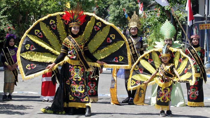 Penyewaan Baju Adat Meningkat Menjelang HUT RI Perajin menyelesaikan pernak-pernik pakaian adat di industri rumahan kawasan perumahan Griya Samudra Asri, Taman, Sidoarjo, Jawa Timur, Rabu (9/8/2023). Menjelang peringatan HUT ke-78 Kemerdekaan RI, penyewaan pakaian adat meningkat hingga 50 persen dengan harga sewa Rp100.000 untuk anak-anak dan dewasa Rp150.000 hingga Rp300.000. ANTARA FOTO/Umarul Faruq/aww.