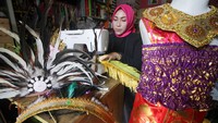 Perajin menyelesaikan pernak-pernik pakaian adat di industri rumahan kawasan perumahan Griya Samudra Asri, Taman, Sidoarjo, Jawa Timur, Rabu (9/8/2023).  