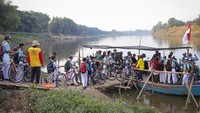 Perahu penyebrangan yang sempat ditutup tersebut kembali dioperasikan warga setempat sebagai jalur alternatif untuk melintasi Sungai Begawan Solo.