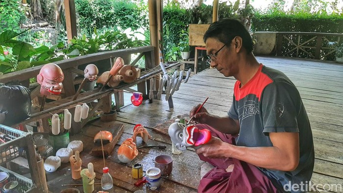 Perajin wayang golek Padepokan Bale Pakuan, Taryana Safaat (43) mengecat wayang golek di kediamannya, Padepokan Bale Pakuan, Kampung Heubeulisuk, Desa Sukajadi, Kecamatan Soreang.