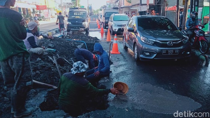 Perbaikan pipa PDAM bocor di Jalan Jogja-Solo Delanggu Klaten, Kamis (10/8/2023).