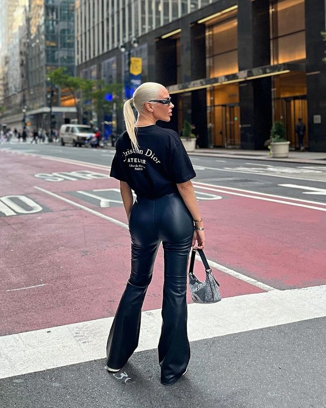 Dalam video ini, Pernille menulis cuplikan kehidupanku sebagai ibu rumah tangga penuh waktu. Tapi Pernille tidak menunjukkan dirinya mengurus keluarga atau rumah. Wanita tersebut tampak menikmati waktunya di sebuah kapal yacht, makan malam di restoran mahal, dan jalan-jalan. Adapun videonya berpose dengan bikini sebelum pergi ke toko-toko Dior, Gucci, Louis Vuitton hingga YSL. Foto: Instagram Pernile