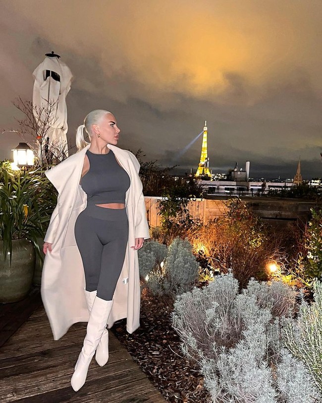 Pernille kembali menampilkan gaya hidup mewah. Wanita berambut pirang tersebut kini berpose di Paris. Netizen pun kembali disuguhi dengan pemandangan cantik selagi ia liburan dan berbelanja. Sebelumnya Pernille yang mengaku punya selera mahal kerap menunjukkan perjalanannya ke St Tropez, Mykonos, Paris, Miami, dan Monaco. Foto: Instagram Pernile