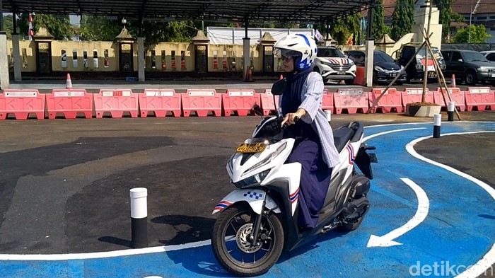 Peserta ujian praktik SIM C di Polres Pekalongan, Kamis (10/8/2023).