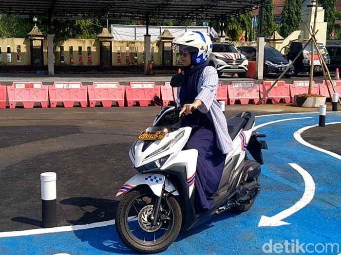 Peserta ujian praktik SIM C di Polres Pekalongan, Kamis (10/8/2023).