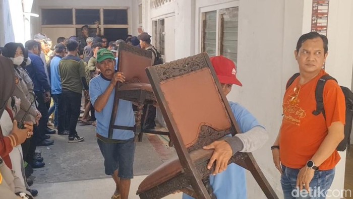 Petugas saat eksekusi rumah di Surabaya