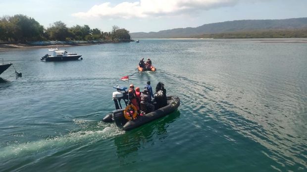Petugas SAR gabungan saat melakukan upaya pencarian penumpang KPM Pratitha yang diduga menceburkan diri ke laut saat pelayaran di Selat Bali, Senin (9/8/2023). (Foto: Dok. SAR Jembrana)
