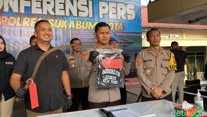 Polisi memamerkan barang bukti tawuran maut di Sukabumi