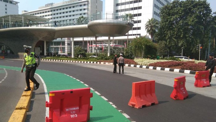 Polisi menutup arus lalu lintas di Bundaran HI menuju Jl MH Thamrin dan Jl Imam Bonjol imbas demo buruh blokade Jalan MH Thamrin.