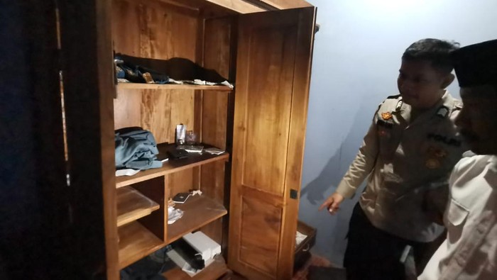 Polisi saat melakukan olah TKP pencurian di Sidoharjo, Wonogiri.