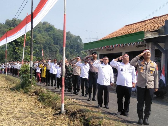 Polisi serta Warga Sindangkerta KBB Hormat di Hadapan Bendera yang Membentang 1,7 Kilometer
