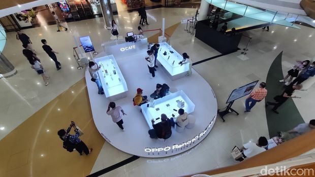 Oppo resmi menghadirkan Pop Up Store Reno 10 Series 5G. Lokasi pertama yang dipilih ada di Summarecon Mall Kelapa Gading.