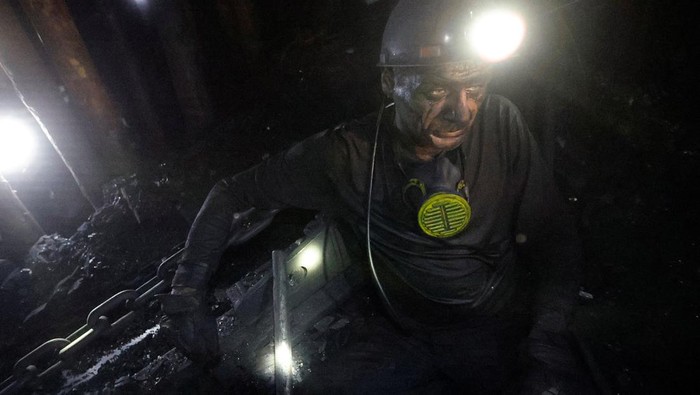 Potret Aktivitas Penambang Batubara di Donetsk Ukraina Miners work inside the Lutugin coal mine in Chystiakove (Torez) in the Donetsk Region, Russian-controlled Ukraine, August 9, 2023. REUTERS/Alexander Ermochenko