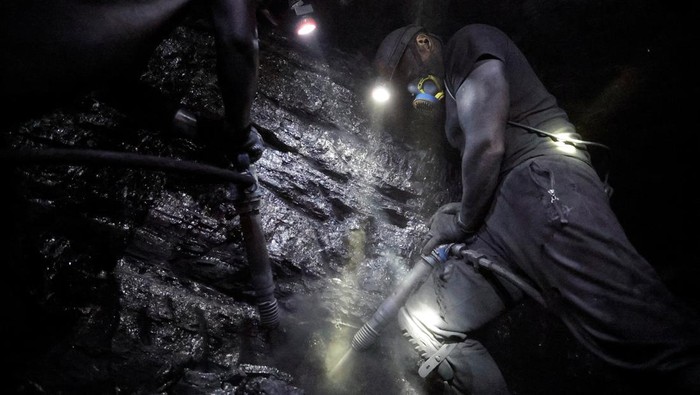 Potret Aktivitas Penambang Batubara di Donetsk Ukraina Miners work inside the Lutugin coal mine in Chystiakove (Torez) in the Donetsk Region, Russian-controlled Ukraine, August 9, 2023. REUTERS/Alexander Ermochenko