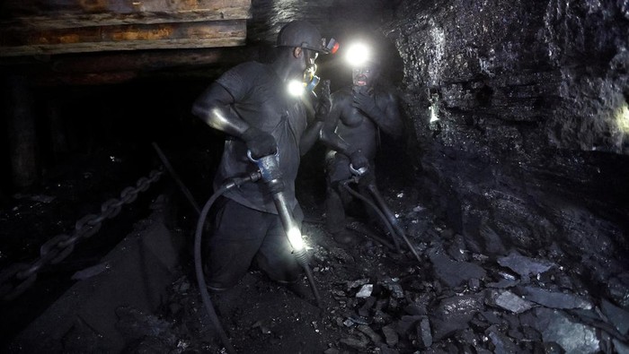 Potret Aktivitas Penambang Batubara di Donetsk Ukraina Miners work inside the Lutugin coal mine in Chystiakove (Torez) in the Donetsk Region, Russian-controlled Ukraine, August 9, 2023. REUTERS/Alexander Ermochenko