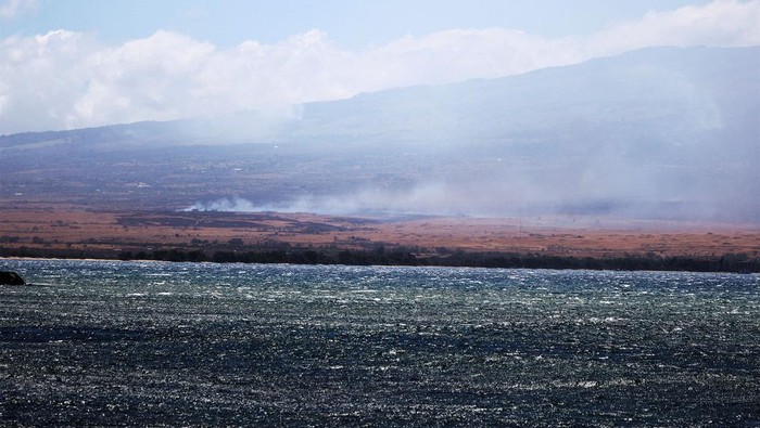 Potret Api yang Terus Merembet Membakar Hutan di Hawaii Kebakaran hutan yang sedang berlangsung di Hawaii, Amerika Serikat, semakin meluas. Angin kencang membuat api cepat merembet dan susah dipadamkan.