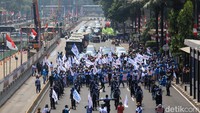 Massa memblokade jalan hingga bikin lalu lintas macet.  