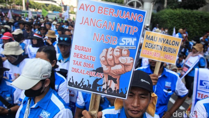 Buruh melakukan aksi duduk di Jl. Thamrin Jakarta. Hingga puk 13.30 aksi tersebut masih berlangsung.