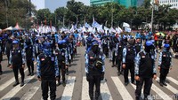 Massa aksi yang berada di titik kumpul dijaga oleh pihak kepolisian.  