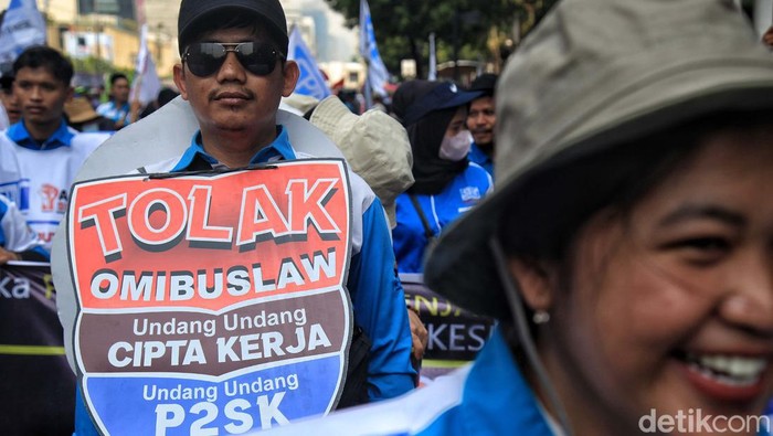 Potret Buruh Kuasai Jalan Thamrin Buruh melakukan aksi duduk di Jl. Thamrin Jakarta. Hingga puk 13.30 aksi tersebut masih berlangsung.