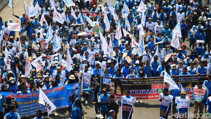 Buruh melakukan aksi duduk di Jl. Thamrin Jakarta. Hingga puk 13.30 aksi tersebut masih berlangsung.