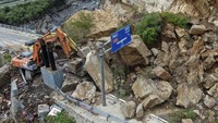 Dalam foto yang dirilis oleh Kantor Berita Xinhua ini, alat-alat berat mengangkat bebatuan yang jatuh di jalan setelah hujan badai di Kota Shijiaying, Distrik Fangshan di pinggiran Beijing pada Minggu, 6 Agustus 2023. Banyak orang termasuk penyelamat tewas dalam banjir baru-baru ini di ibu kota China, dan banyak lainnya hilang.  AP/Ju Huanzong  